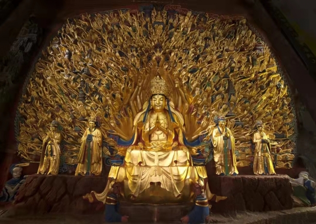 金碧辉煌的千手观音图像